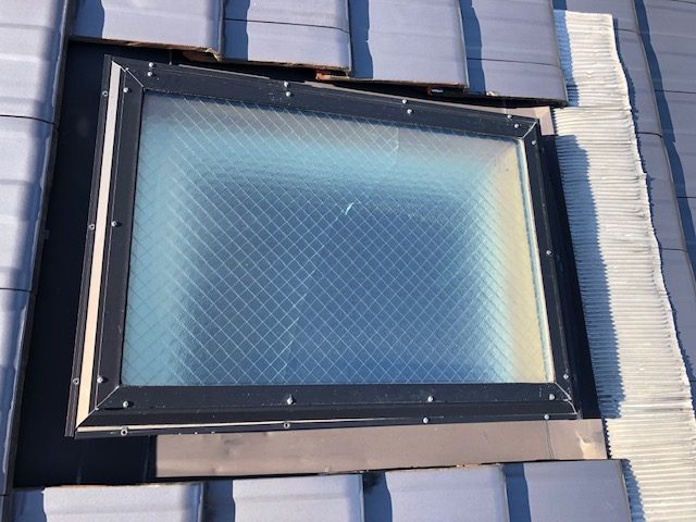 天窓　ガラス割れ替え　トップライト交換
