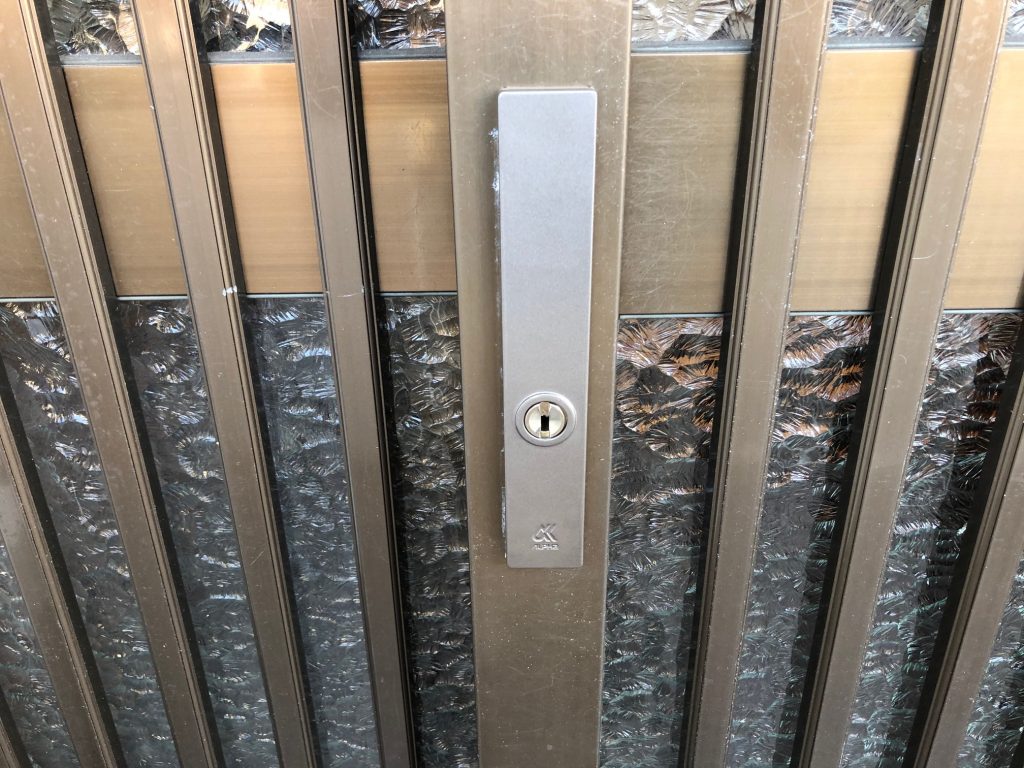 玄関引戸　鍵交換